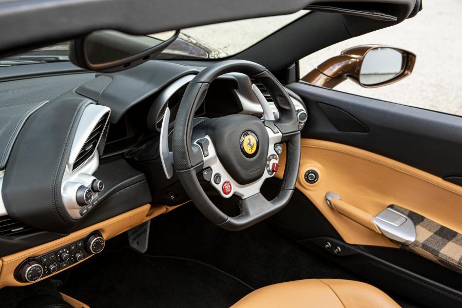 Интерьер Ferrari 488 Spider The Tartan (234246) 2018 года  (фото 16 из 25)